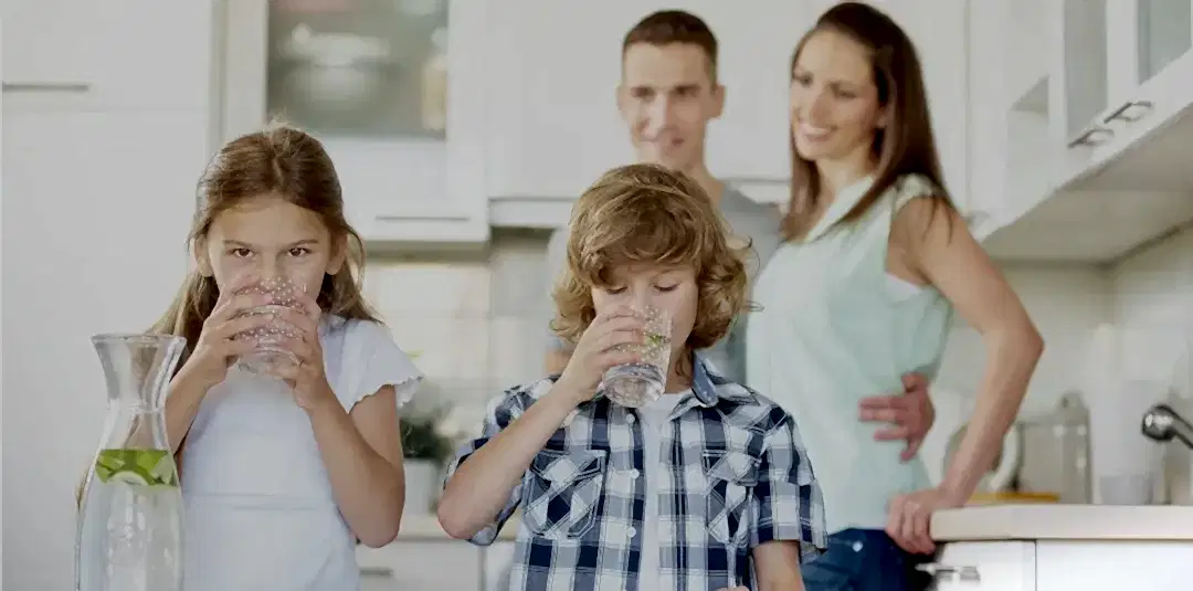 Temiz su, sağlıklı çocuklar için güvenli gelecek.